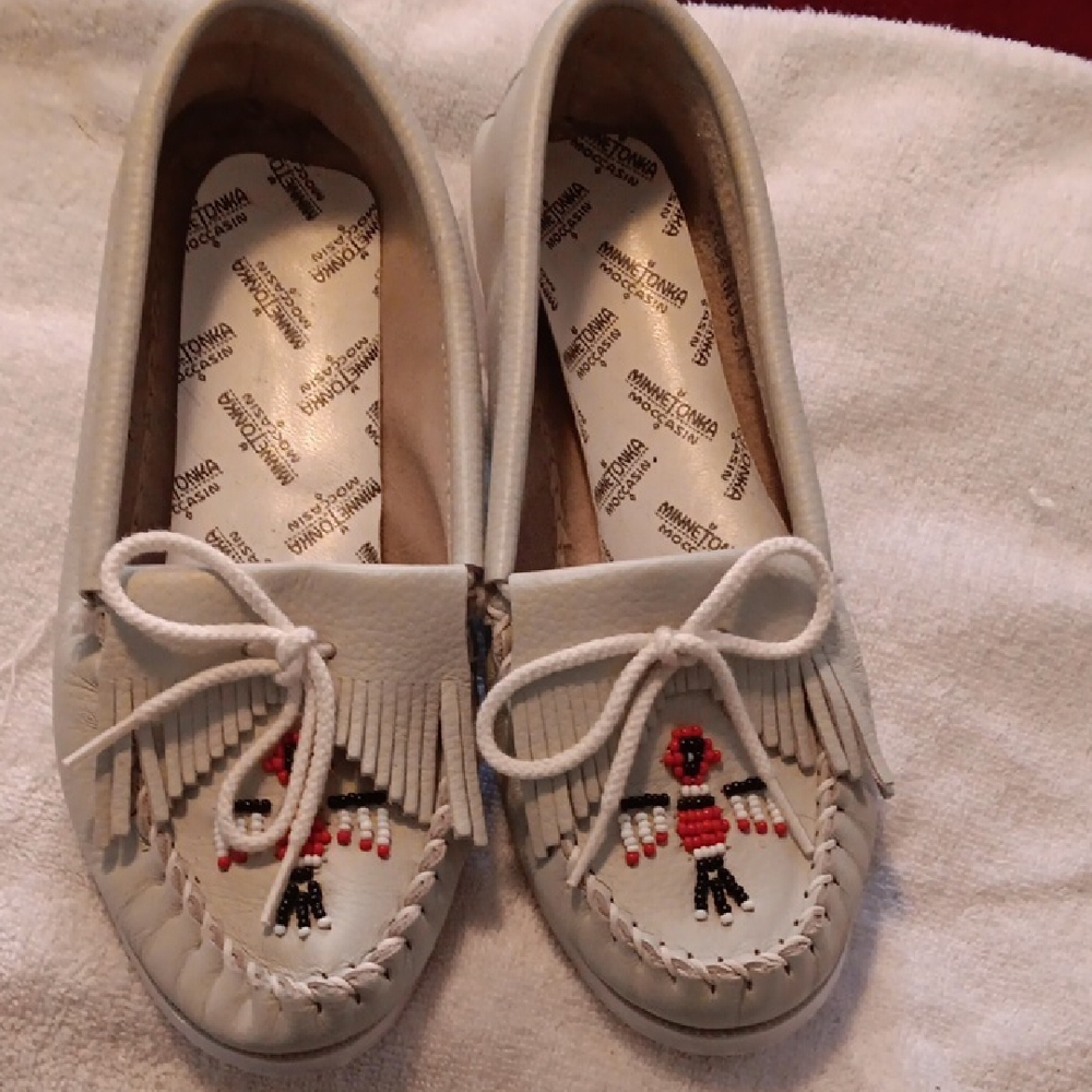Minnetonka Women's Cream Moccasins with Beaded Design